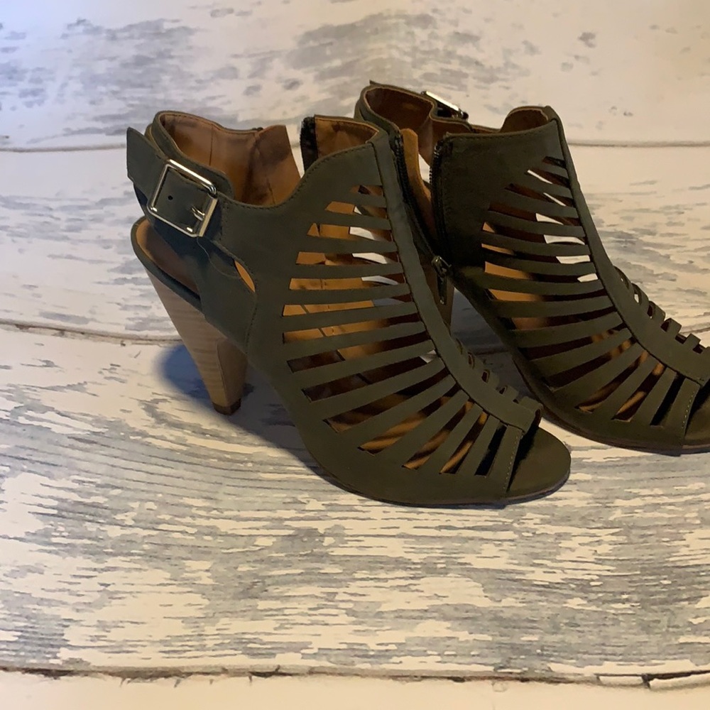 Euc Derek heart shoes size 8 green strappy heels